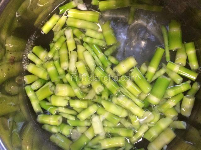 将水竹笋倒入开水中焯一下，要稍稍多煮一会儿，然后捞出沥干备用