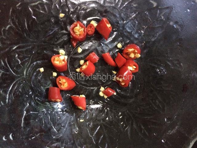 将小米椒洗净切碎