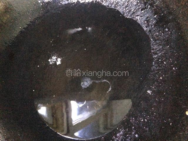 将锅洗净烧干，倒入适量的油烧热