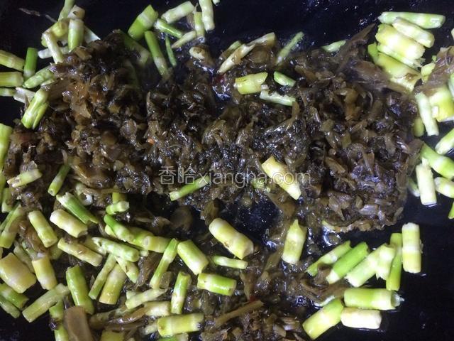 将酸菜倒入锅中翻炒