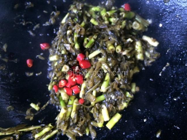 将小米椒倒入锅中翻炒，放入适量的盐，翻炒均匀入味即可！盐的量根据咸菜的咸度。