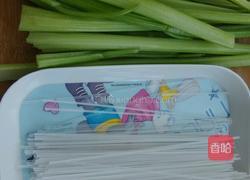 芹菜炒粉的做法图解1