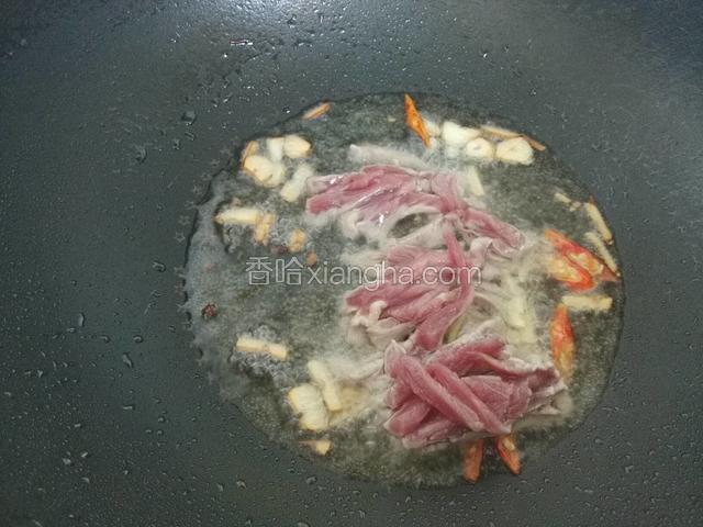 下肉丝翻炒变色