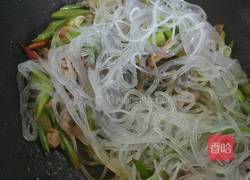 芹菜炒粉的做法图解11