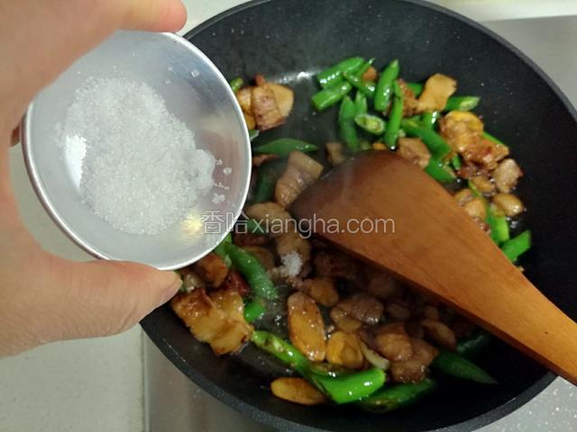 加入食盐和白糖。