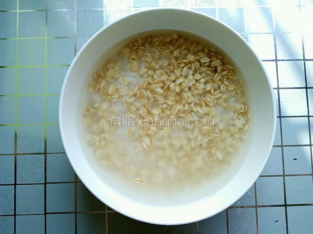 大米、燕麦洗净泡1小时。