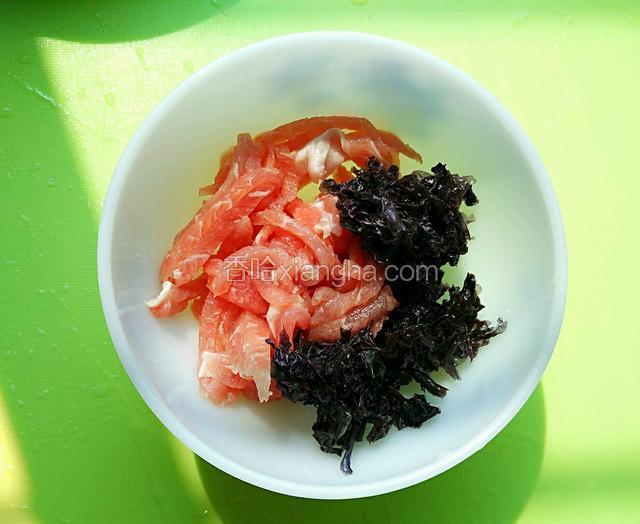 紫菜、瘦肉洗净切碎。