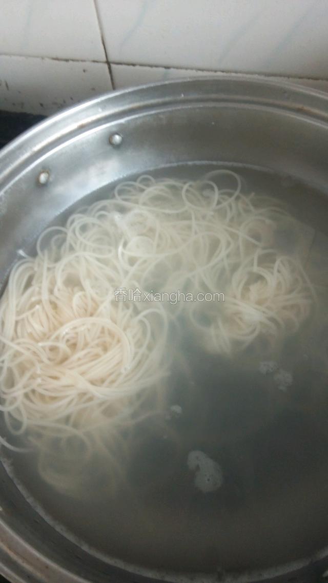 我在水烧开把面条放进去。