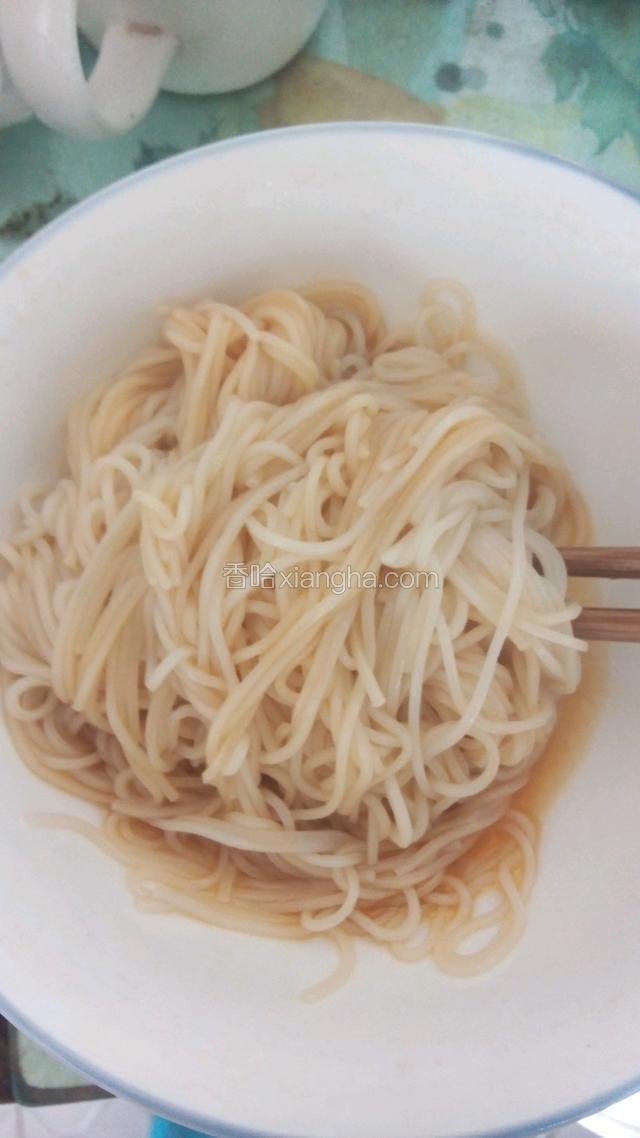 面条煮熟后捞起来，放入橄榄油，生抽，搅拌均匀。