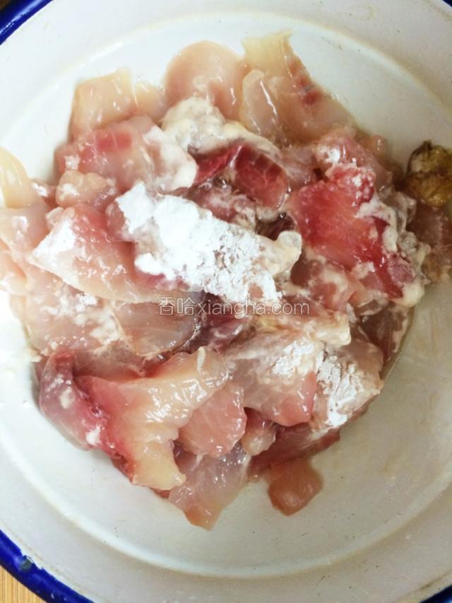 一条草鱼去头去尾，切鱼片。鱼片内加入2个蛋清，因为鱼片量比较多，加入实用生粉，盐，料酒，姜。