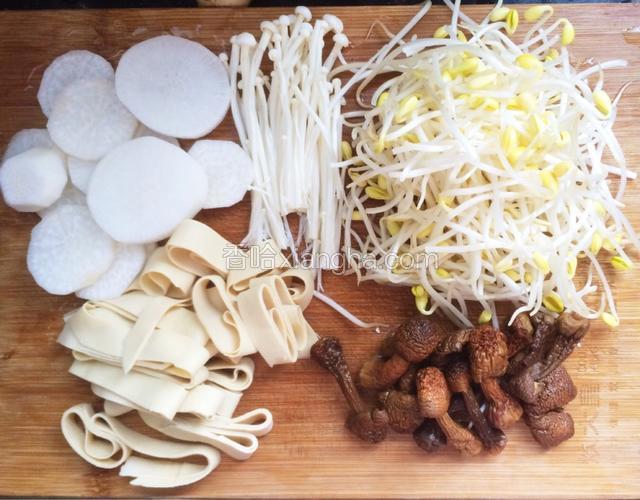 蔬菜都洗干净，白萝卜切厚块，百叶切长条，野菌菇提前一天泡发，这种野菌菇是去爬山的时候在当地买的，忘了叫什么菌菇。个人觉得，黄豆芽和白萝卜要多准备一点，放在水煮鱼里比较好吃。