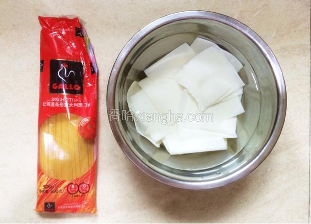 准备好意大利面和山药片，山药片要提前一天泡开，山药片也是在旅游时的一个小村庄买的当地特产，意大利面放在水煮鱼里味道相当不多的，不亚于河粉，凉皮