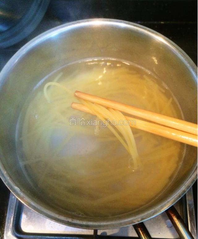 先把水煮鱼搭配的小菜做好。意大利面先煮熟。