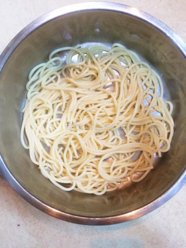 然后铺在锅里，因为家里没有大盘子，所以只好拿汤锅代用。