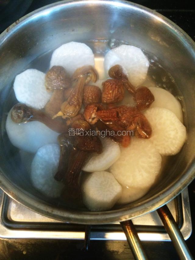 加入野山菌一起煮