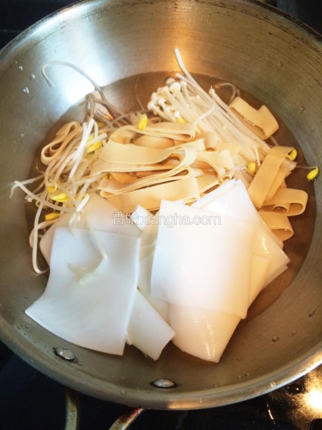 再拿一个大锅，煮百叶，金针菇，山药片和黄豆芽，全部煮熟。两边锅一起煮，节约时间。