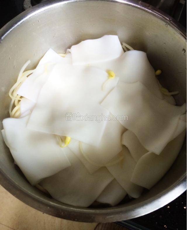 把煮熟的山药片铺在意大利面上。