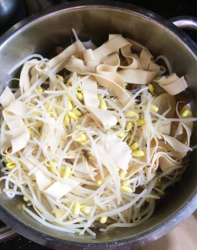 再铺金针菇，黄豆芽和百叶。