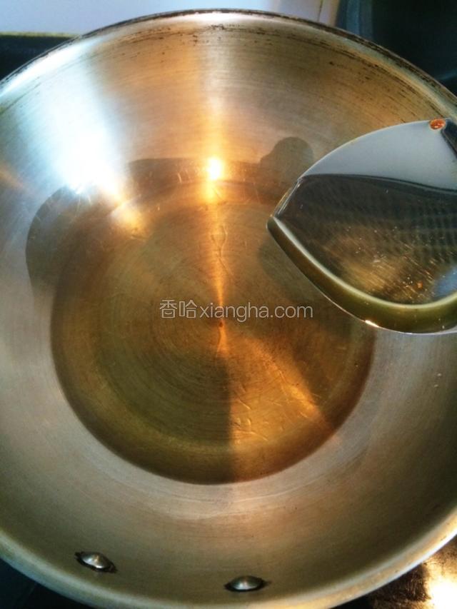 下面要炸鱼了，锅中放入大量的油，加热。