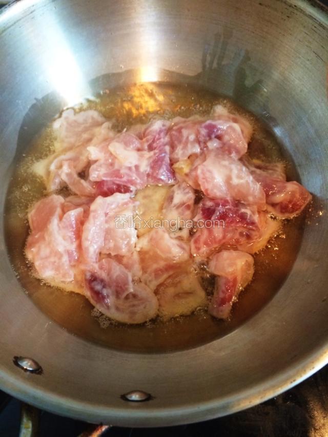 把鱼片一片一片放入油锅里炸。