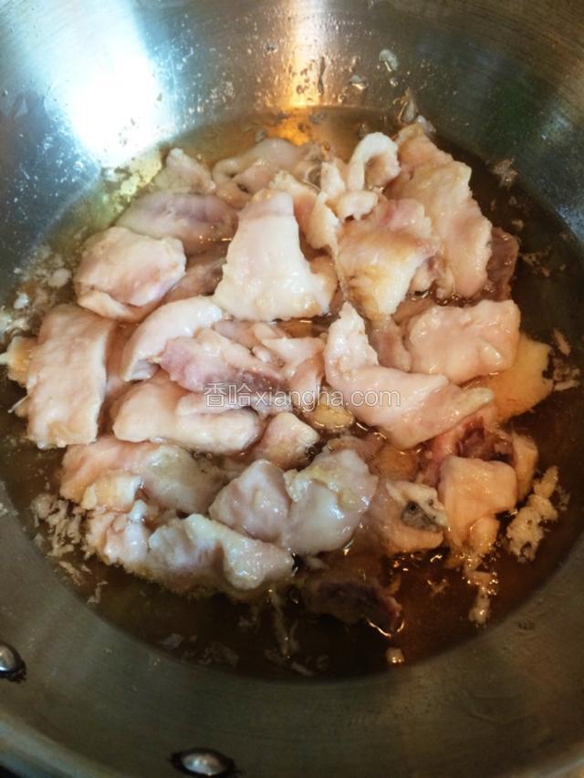 尽量少去翻动动鱼片，炸过一会后，稍微翻动一下，以免炸糊，炸至8，9分熟的时候，可以出锅了。