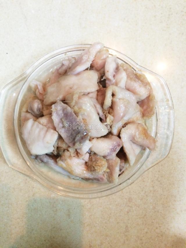 要确保鱼片不破碎，盛在盘子里备用