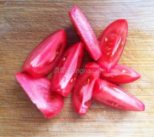 接下来要做酱料了，取一个番茄，切块