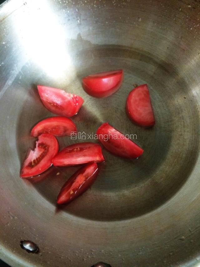 锅中加水放入番茄，开大火