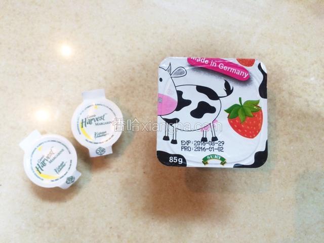 准备黄油和奶酪，黄油是植物黄油