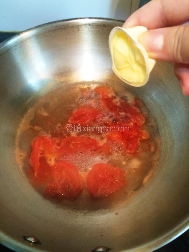 锅中的番茄已经煮的很烂的时候加入黄油