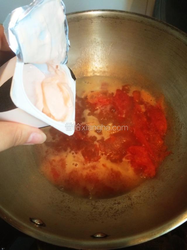 再加入奶酪，搅拌均匀，再煮一会，这时候已经成番茄酱了