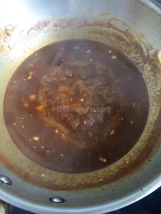 除了沙拉放一小勺之外，其他的酱料和酱油都放好几大勺，量自己控制好，把切好的蒜也放入酱料中，小火慢慢熬，熬到味道很浓的时候，就可以放鱼片了。