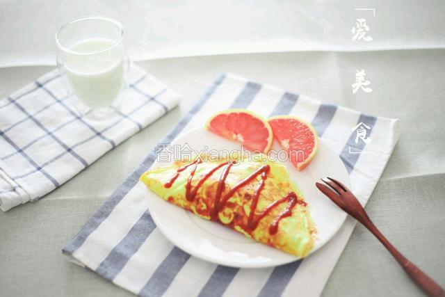 将蛋包饭倒扣入盘中，挤上番茄酱装饰	