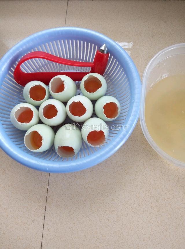 在咸蛋尖的部位顶端轻轻的撬开一个小口，将蛋清倒出来，蛋黄留在里面待用