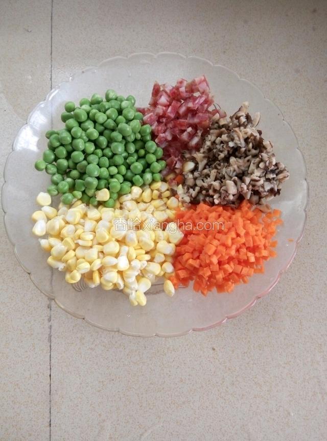 将剥好的玉米粒，豌豆洗干净沥干水分，干香菇（已提前泡好），腊肠，胡萝卜，切丁待用