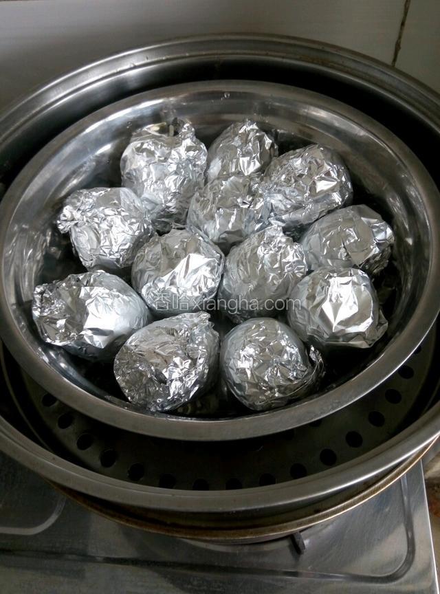 将包好的糯米蛋码入蒸锅中，大火烧开水转中火，隔水蒸30分钟即可
