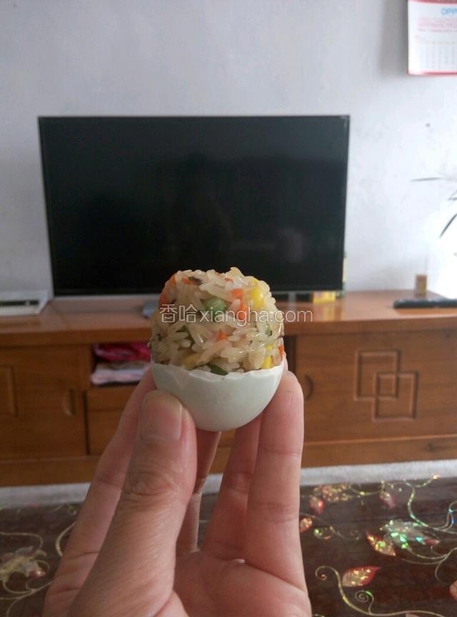蒸熟后的成品糯米五彩蛋如图