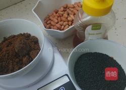 芝麻花生蜜糖的做法图解1