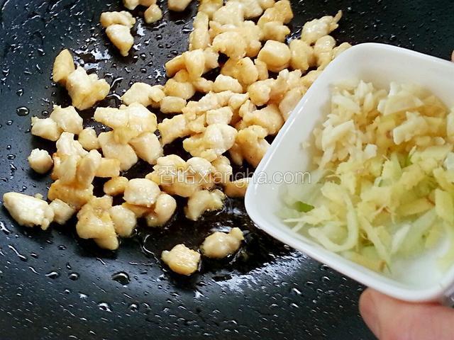鸡丁变色后放葱姜蒜翻炒