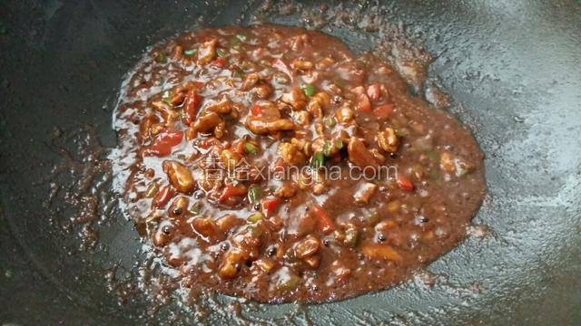 加入适量黄豆酱和少量水炒匀后，放些蚝油和白胡椒粉，再倒入青红椒块，一分钟后关火盛入碗里。