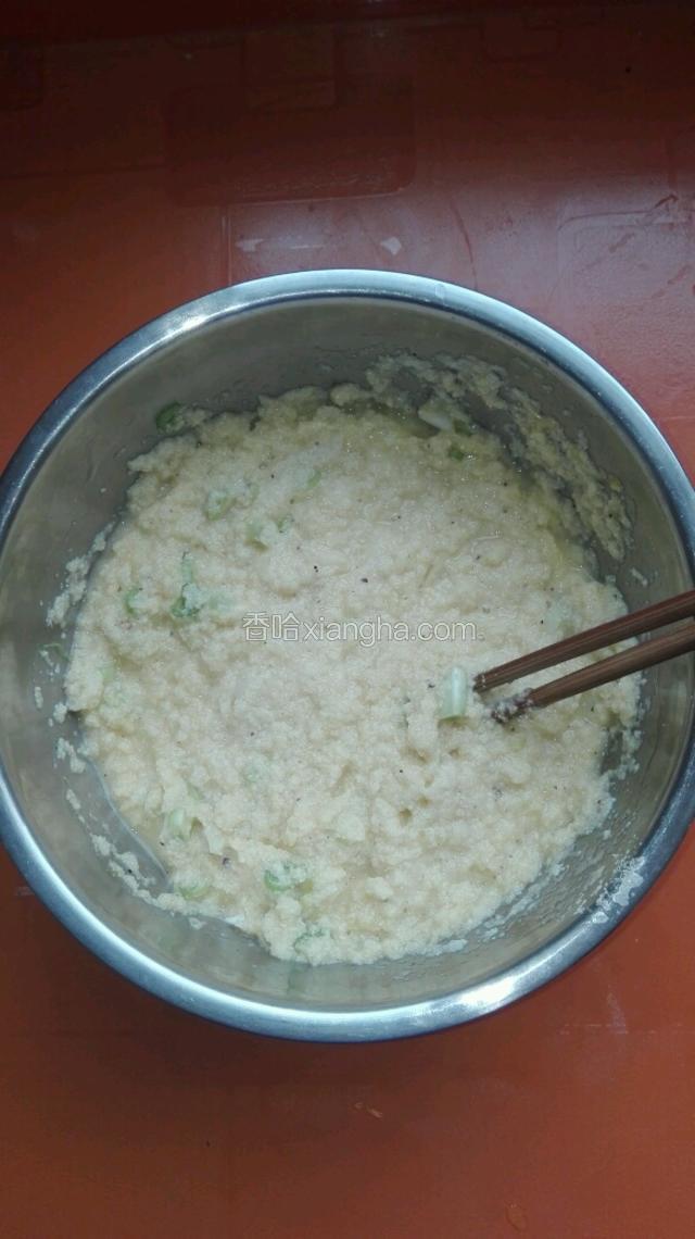 用筷子搅拌均匀