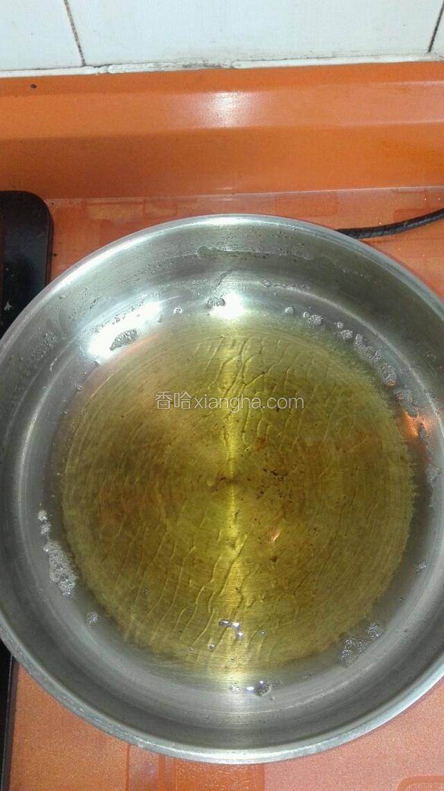 锅内倒入适量花生油烧至六成热转小火
