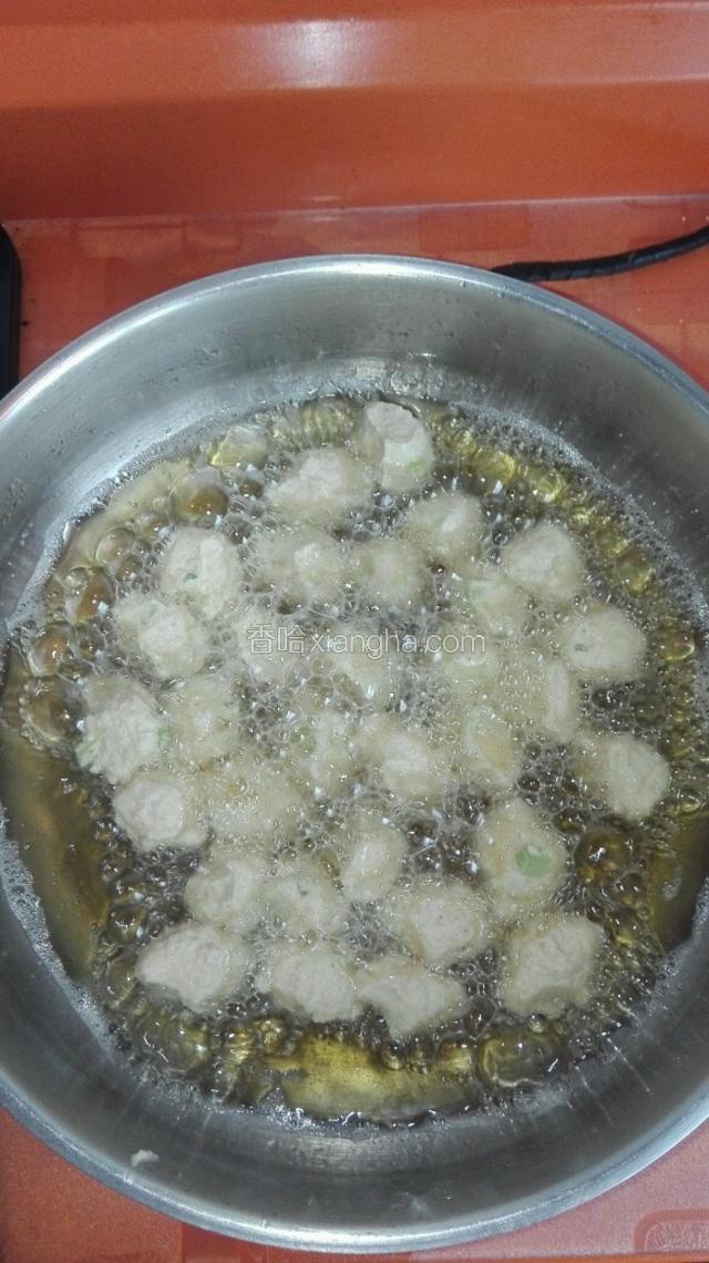 用小汤勺挖成小丸子放入油锅内