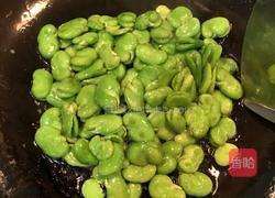 蚕豆炒韭菜的做法图解2