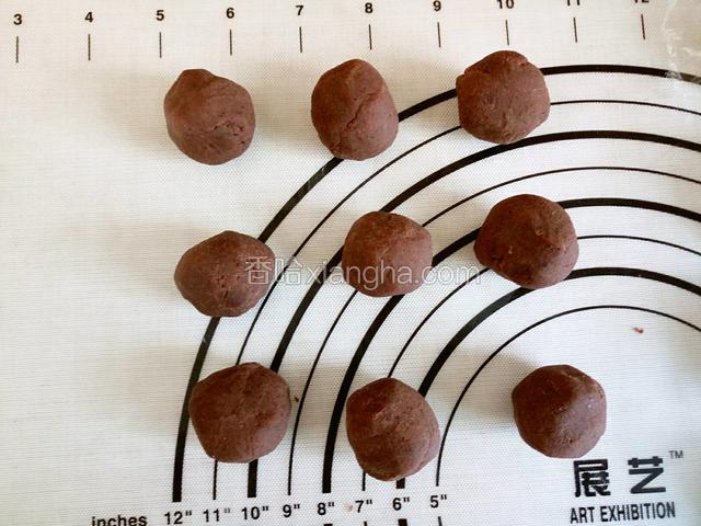 豆沙每个15g，同样分成9个，搓圆。