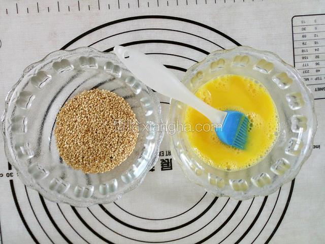 准备全蛋液和熟的白芝麻。