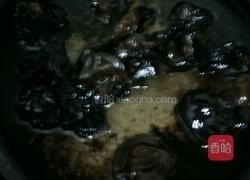 木耳炒圣女果的做法图解2