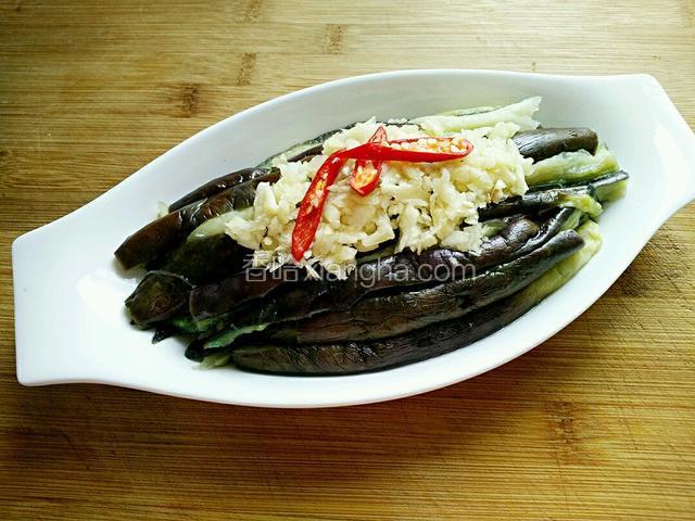 码入盘，铺上蒜蓉、小米椒。