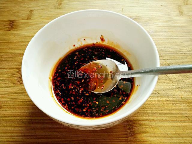 取一净碗加入蒸鱼鼓油、味极鲜、白糖、香醋、辣椒油、少许盐、一汤勺凉白开调匀。