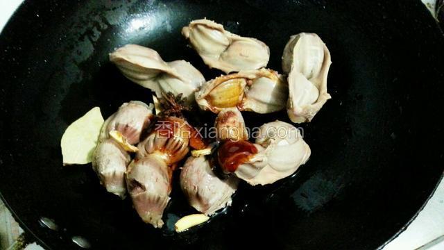 将鸭胗放入锅中，加入盐，料酒，耗油，六月鲜酱油，姜片，茴香桂皮香叶